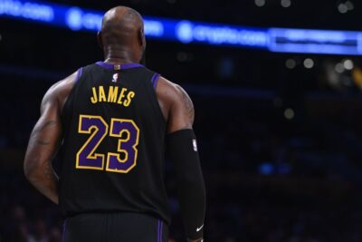 LeBron James ficha por los 76ers y renuncia al balón por un último anillo