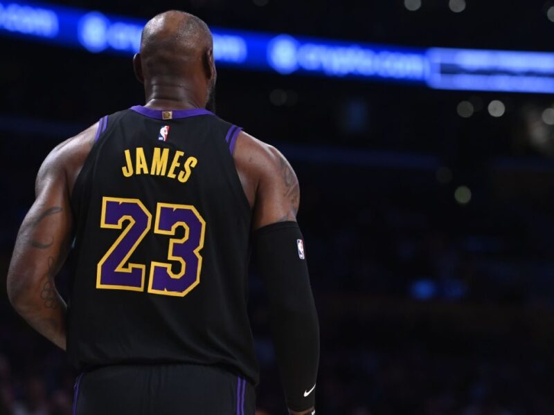 LeBron James acerta com os 76ers e abre mão da bola por mais um anel