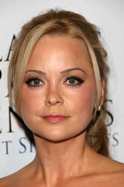 Marisa Coughlan como Ursula Hanson