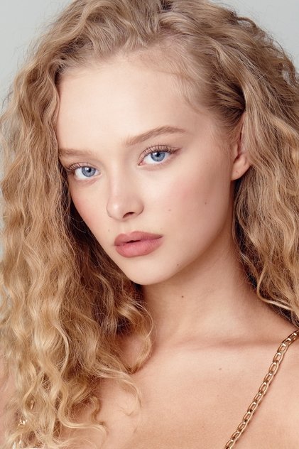 Amiah Miller como Jo Riley
