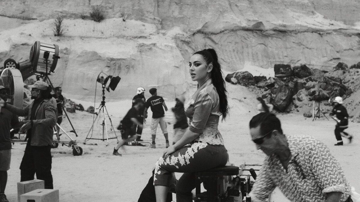 Charli xcx și Vincent Cassel în Camera, un scurt metraj despre a deveni actriță