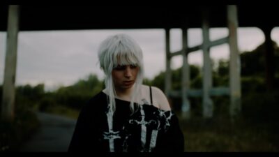 Still from the official THÉA music video for 'BBY ME LAISSE PAS'