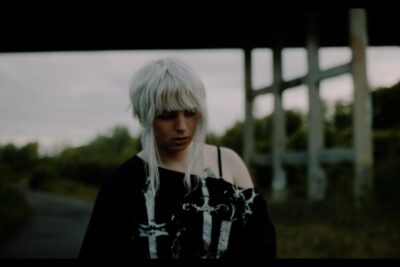 THÉA takes ‘BBY ME LAISSE PAS’ from the Olympia to the Zénith