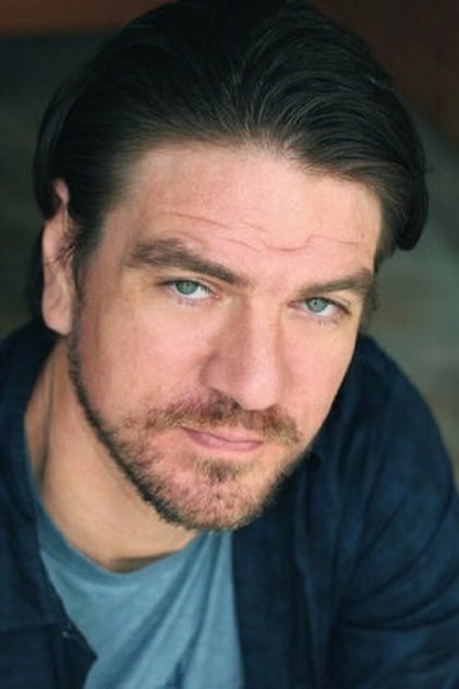 Charles Halford como Tall Thug