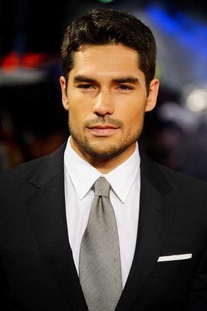 D.J. Cotrona nel ruolo di Devlin