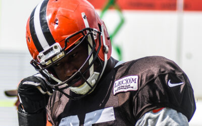 Myles Garrett quebrou o recorde de sacks da NFL e os Browns o negociaram mesmo assim