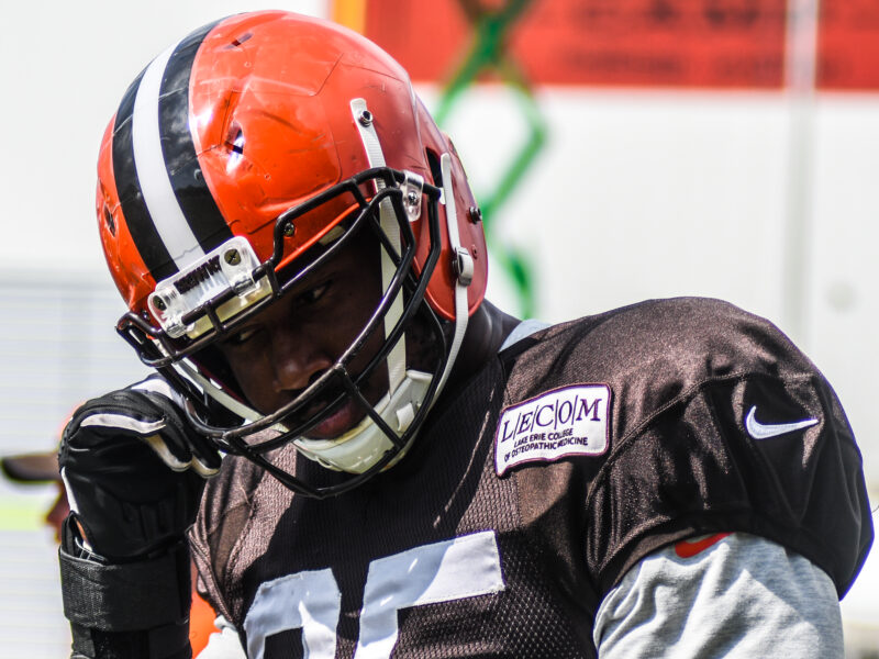 Myles Garrett bateu o recorde de sacks da NFL e os Browns trocaram-no à mesma