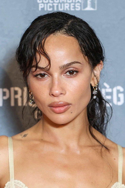 Zoë Kravitz como Angela Childs