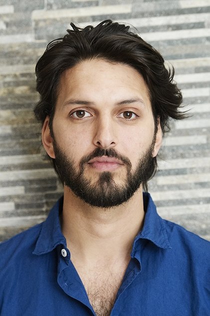 Shazad Latif dans le rôle de Kazim Khan