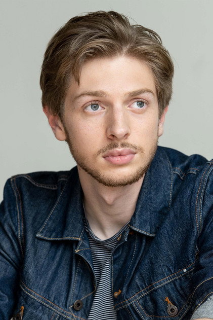 Phelan Davis como Rocky 'Skip' Hoffman