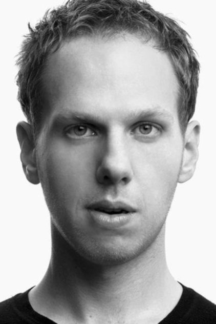 Thomas Coombes 饰 Daniels