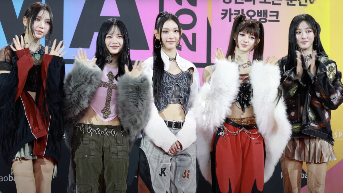 O K-pop construiu um império de mundos fictícios. NewJeans chegou sem nenhum deles