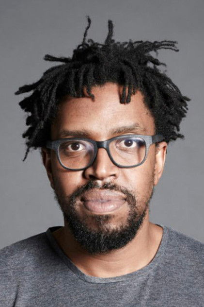 Kagiso Lediga dans le rôle de Detective Khumalo