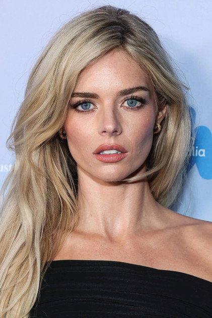 Samara Weaving como Olivia Allan