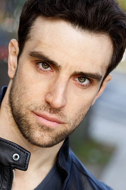 Michael Sirow como Hank Rivers