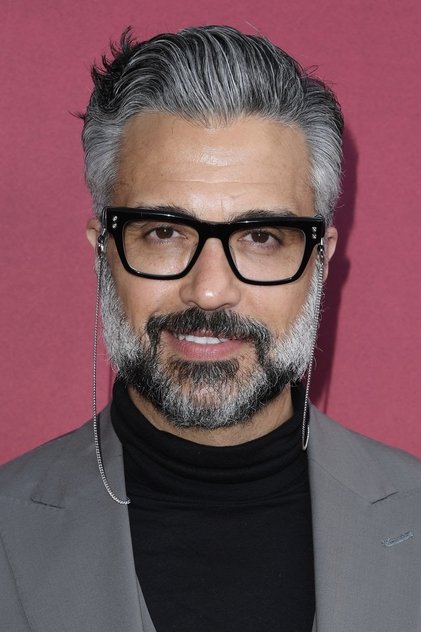 Jaime Camil como Antonio Rivas