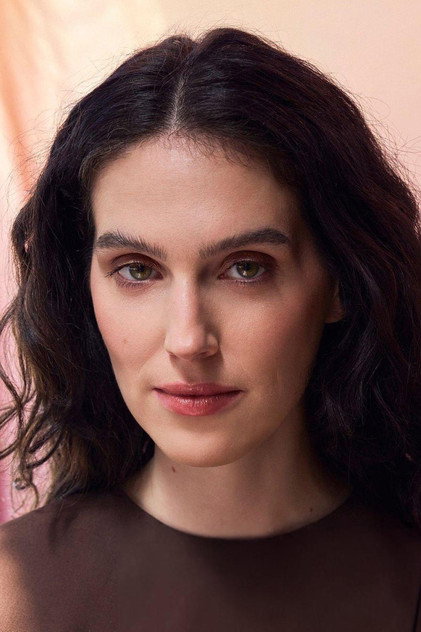 Eva Victor dans le rôle de DJ Ella Giastic