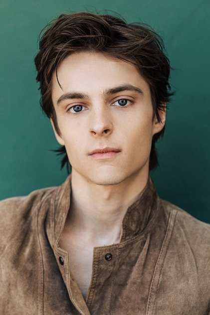 Corey Fogelmanis dans le rôle de Nathan Walter