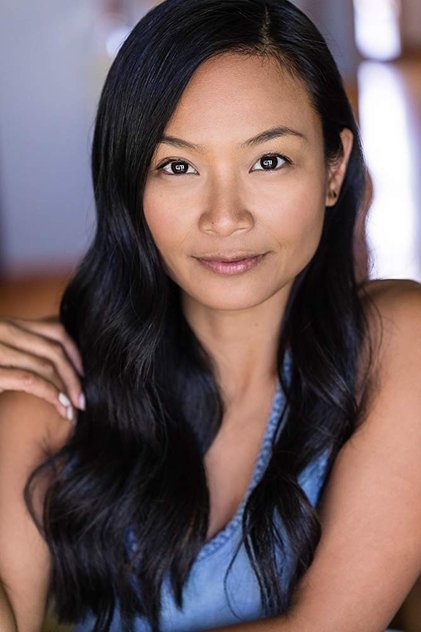 Stephanie Sy como Yvonne