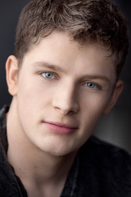 Brett Dier como Chad