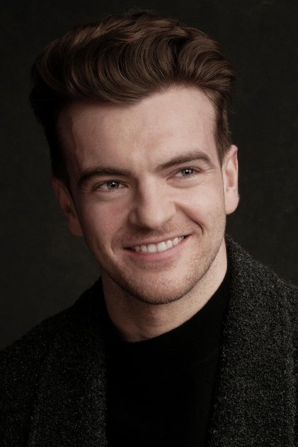 Jonno Davies como James Mackay