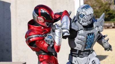 Gavan Infinity grapples with a rival Space Sheriff in Toei's Super Space Sheriff Gavan Infinity, directed by Hirofumi Fukuzawa