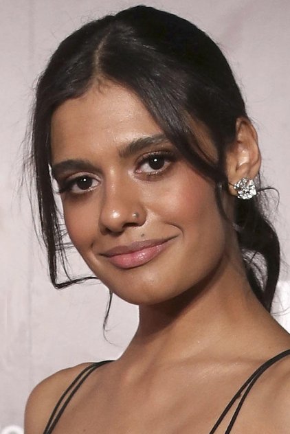 Madeleine Madden como Alanya