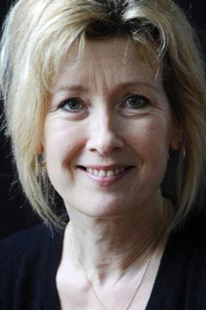 Ariane Schluter como Woman behind wall
