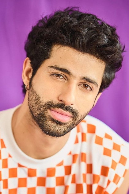 Aashim Gulati como Leo Matthews