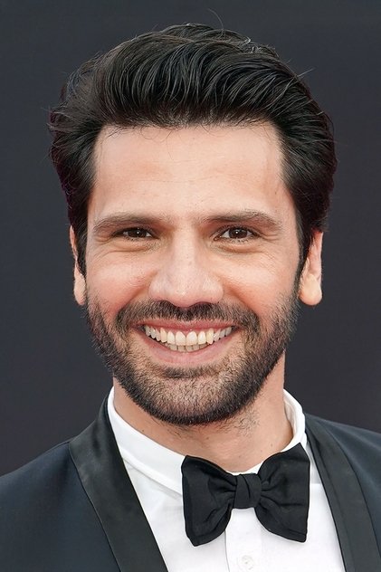 Kaan Urgancıoğlu como Fırat