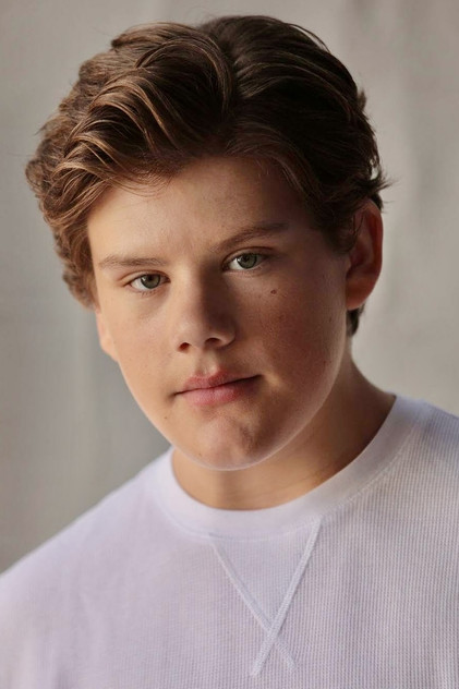 Maxwell Simkins como Paulie