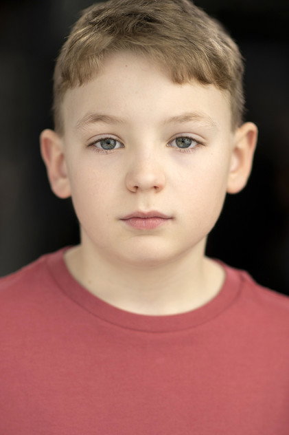 Roman Kinsella como Young Winthrop