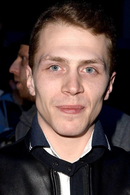 Kévin Azaïs jako Valère