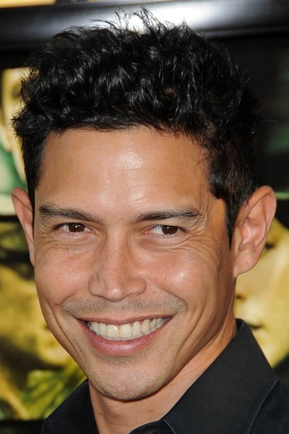 Anthony Ruivivar como Roman