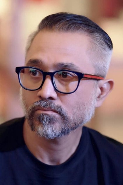 Lukman Sardi como Sur's Father