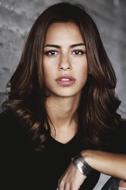 Gizem Emre as Ina