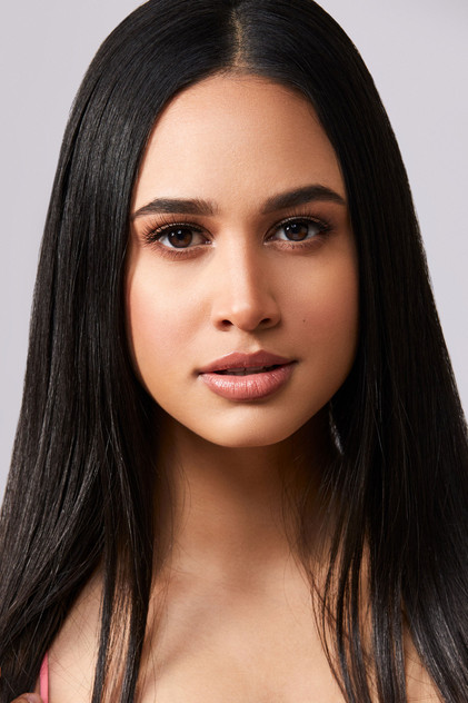 Emily Tosta como Liv Hawthorne
