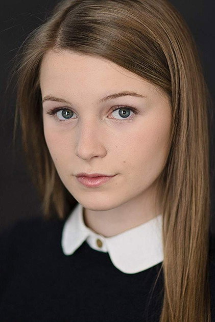 Madison Thompson como Alice
