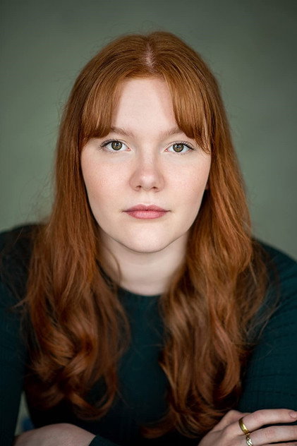 Sophie Jane Oliver como Bess