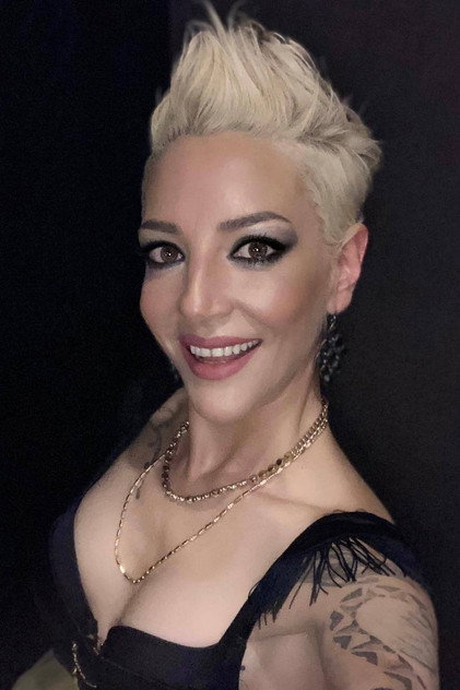 Berna Öztürk como Sofia / Nergis Üzmez