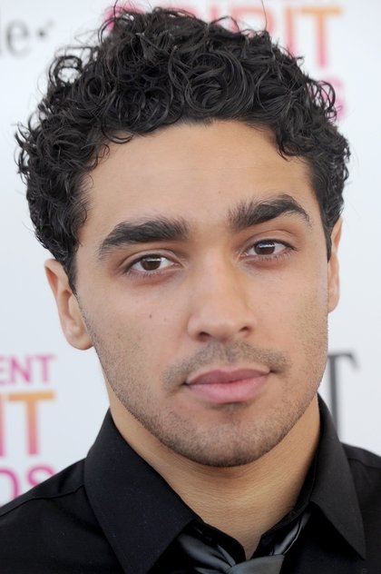E.J. Bonilla dans le rôle de Father Maddox