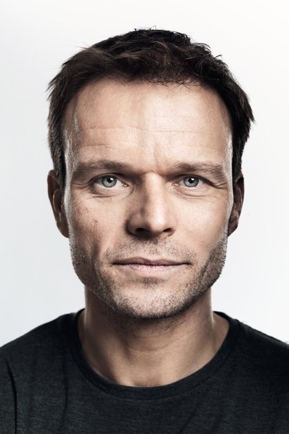 Alec Newman dans le rôle de Poncet
