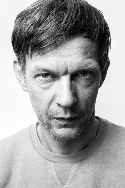 Sebastian Rudolph como Novak