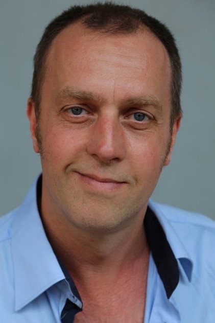 Fabrice de la Villehervé como Mortuary room manager