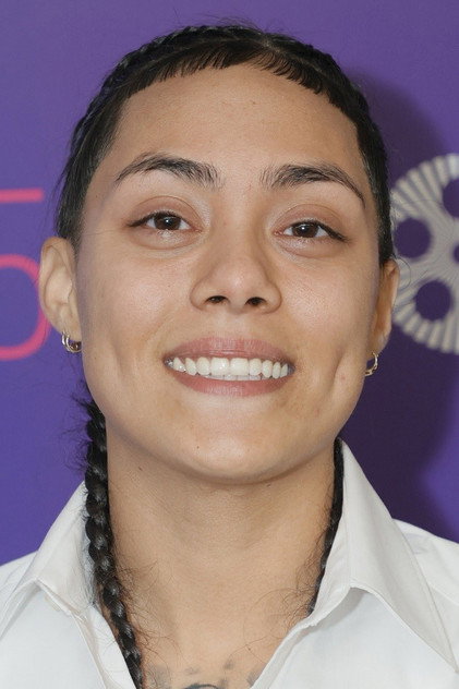 Brittney Rodriguez como June