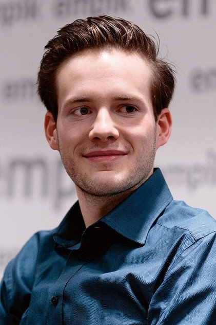 Adrian Zaremba como Robert