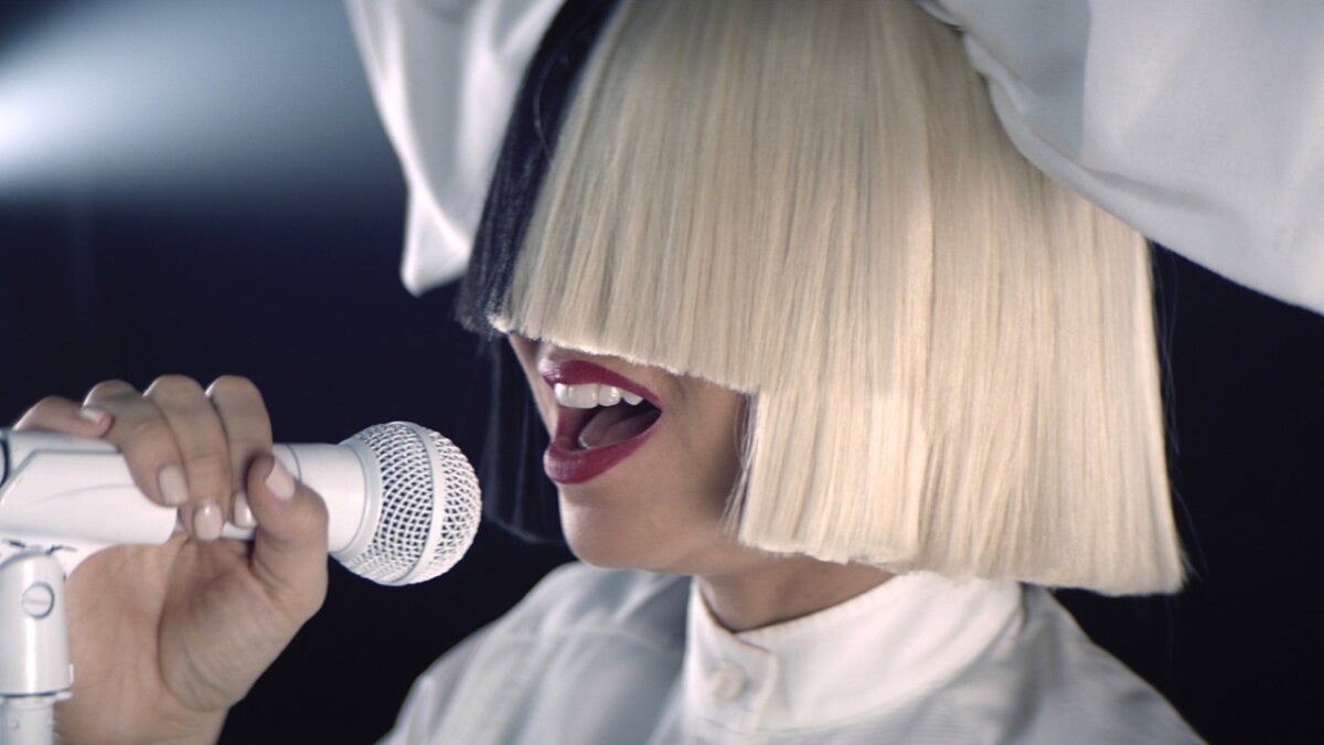 Sia se esconde tras la peluca y lanza a Maddie Ziegler al escenario en su concierto filmado