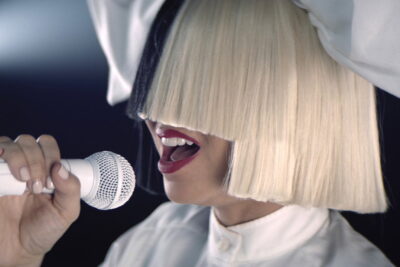 Sia oculta su rostro y cede el escenario a Maddie Ziegler en Nostalgic for the Present