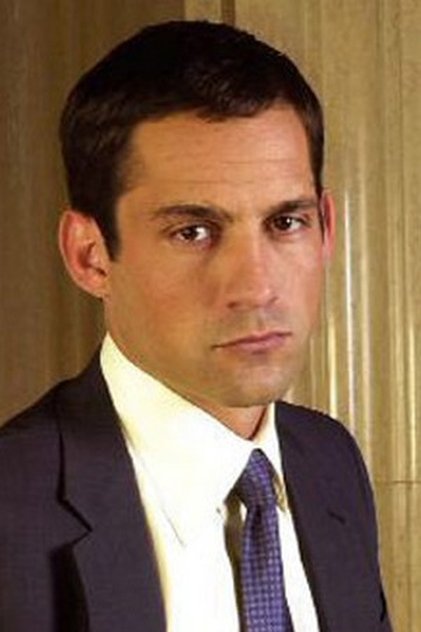 Enrique Murciano como Junior