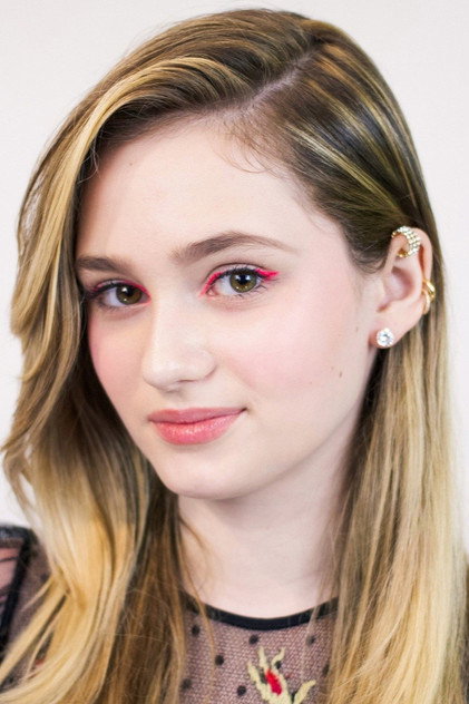 Audrey Grace Marshall como Young Katie